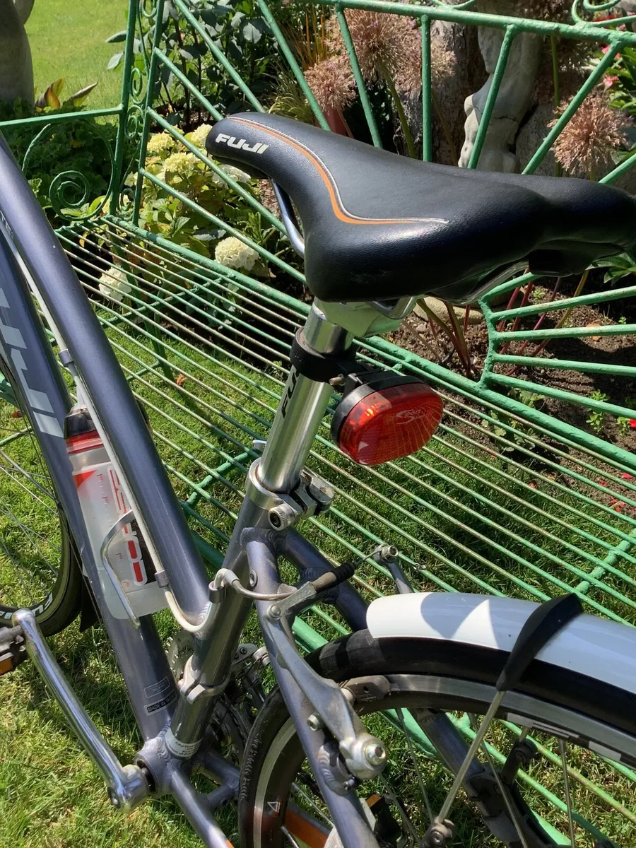 Like New Ladies Hybrid bike - Image 4