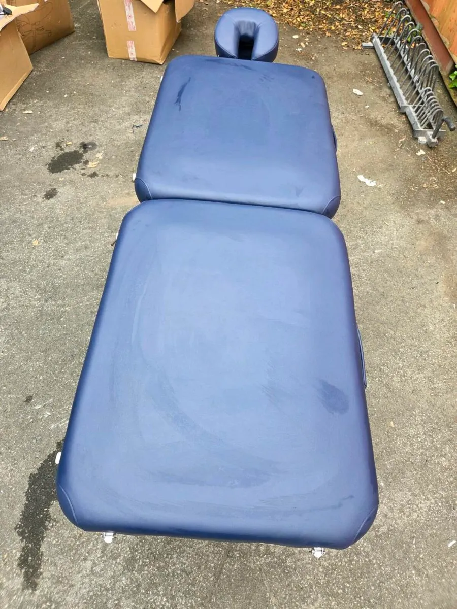 Massage table - Image 1
