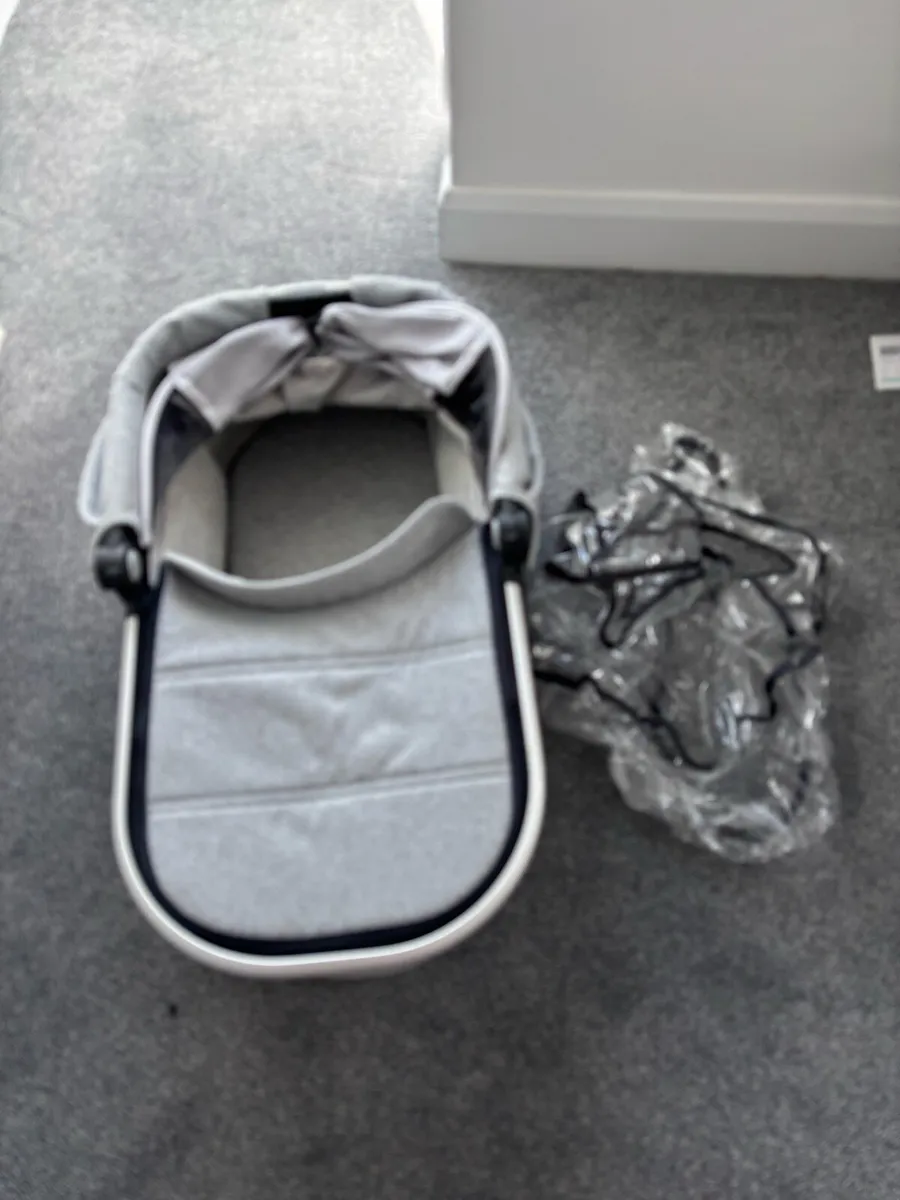 Uppababy Vista V2 & Maxi Cosi Cabriofix - Image 3
