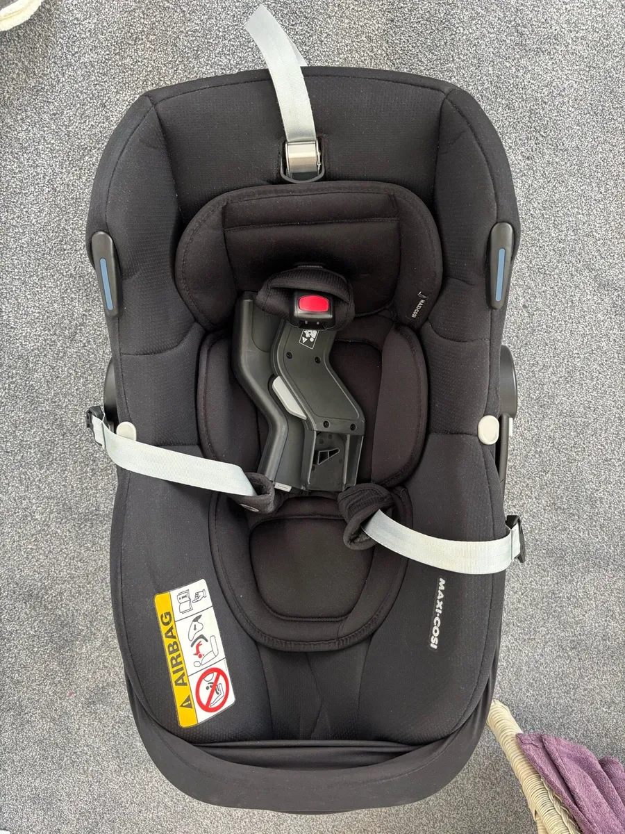 Uppababy Vista V2 & Maxi Cosi Cabriofix - Image 4
