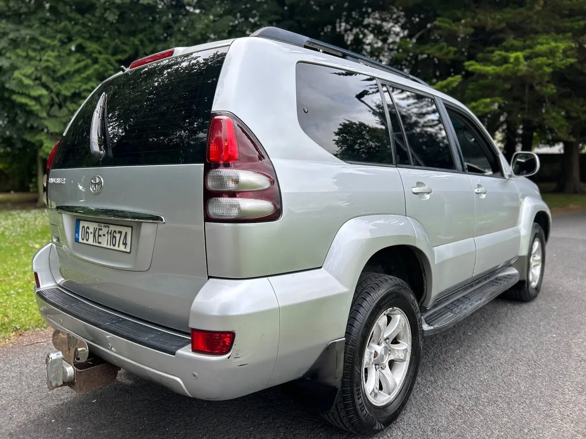 06 Toyota Land Cruiser 5 seat NOT crew cab - Image 2