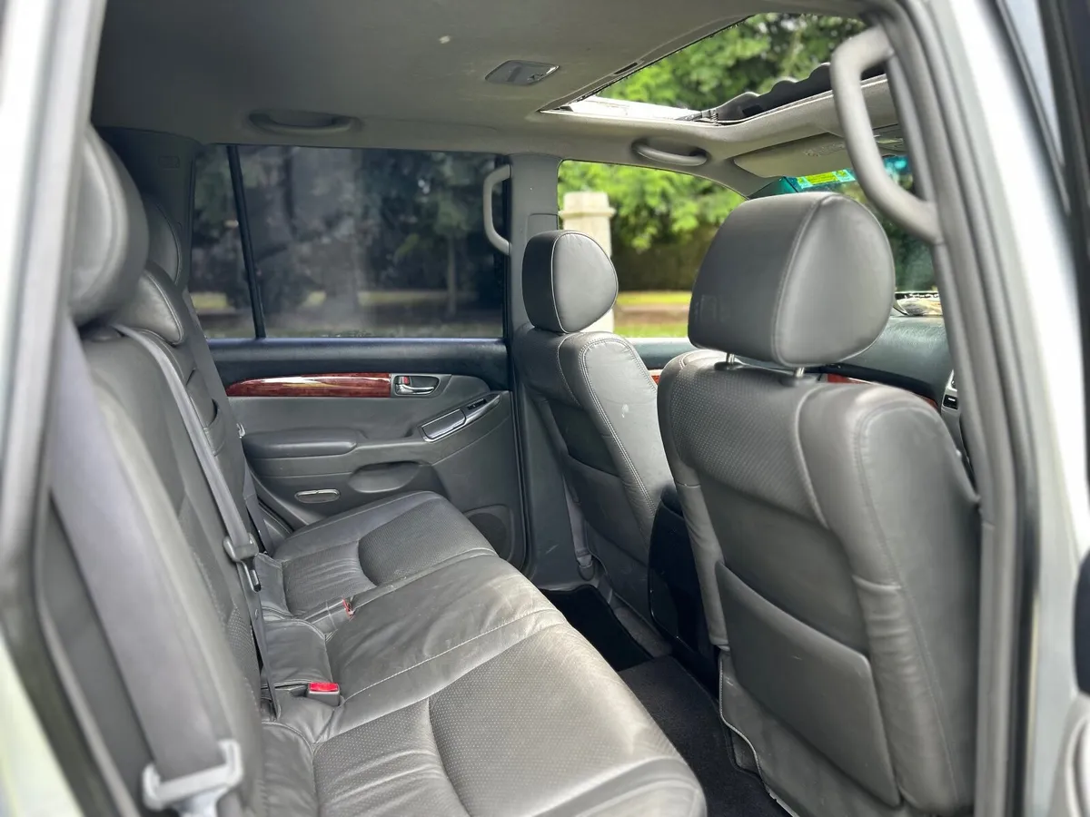 06 Toyota Land Cruiser 5 seat NOT crew cab - Image 4