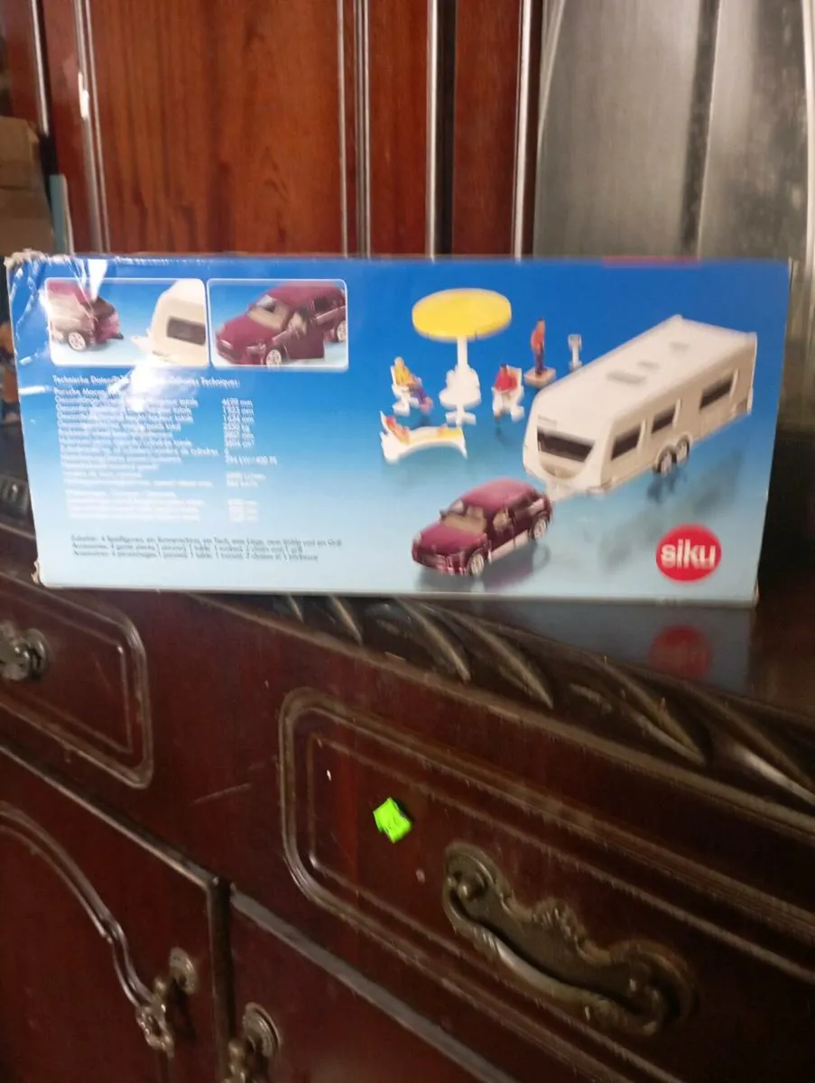 PKW MIT WOHNWAGEN CAR WITH CARAVAN & FIGURES - Image 2