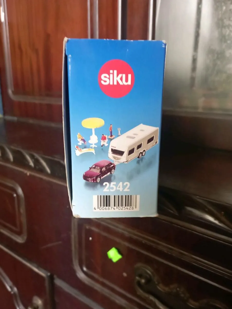 PKW MIT WOHNWAGEN CAR WITH CARAVAN & FIGURES - Image 3