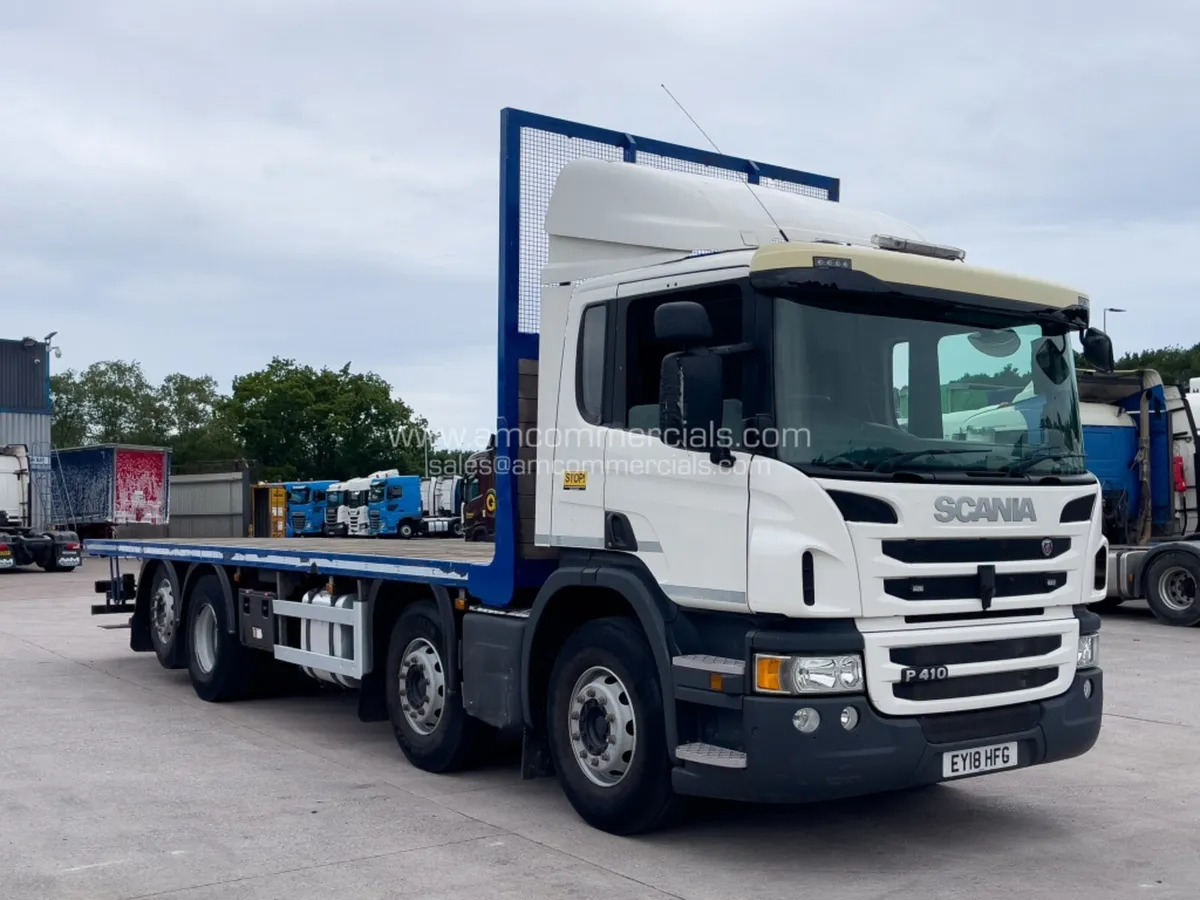 2018 (18) SCANIA P410 8X2 REARLIFT FLATBED - Image 1