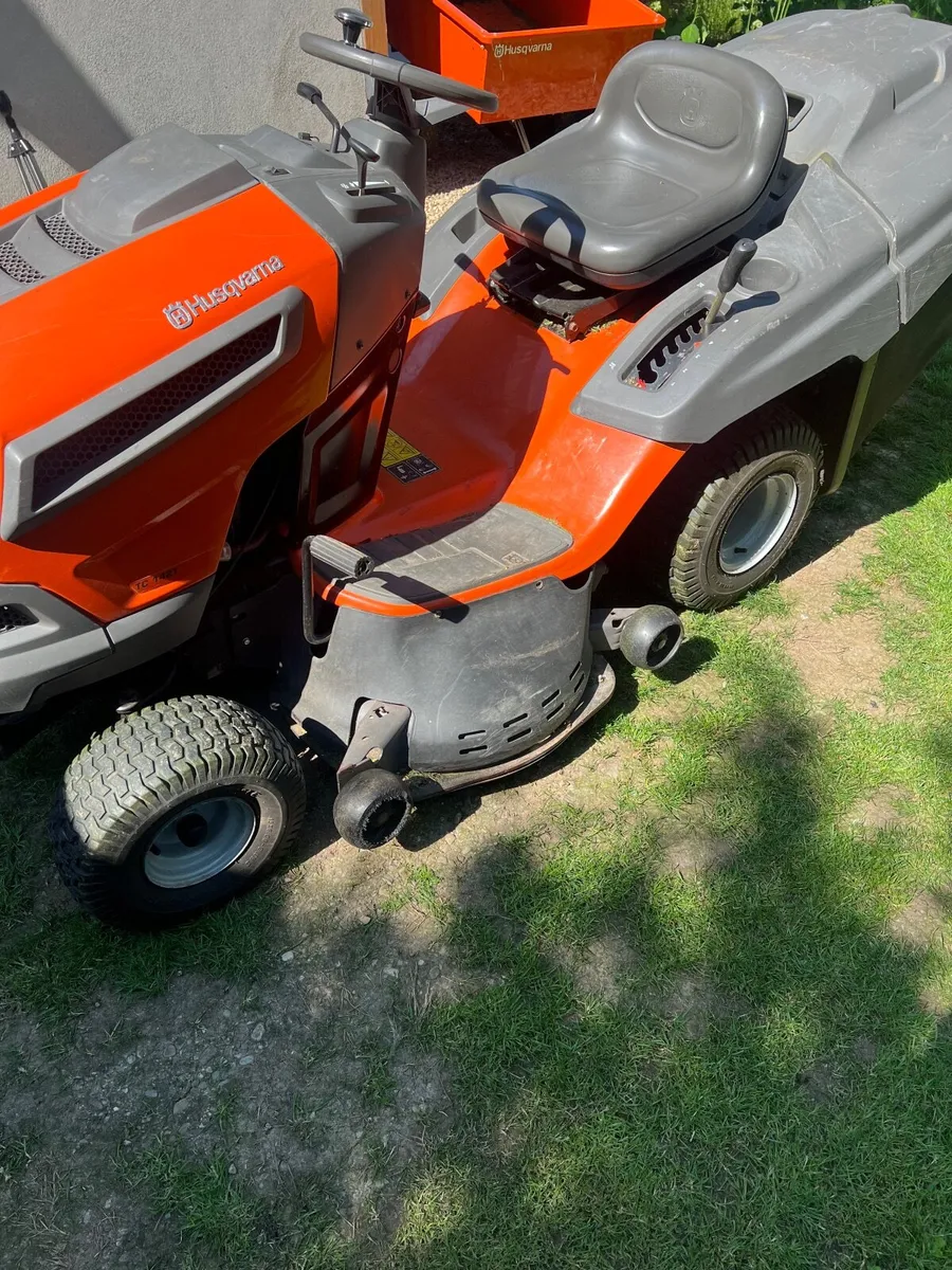 Husqvarna Ride On Lawnmower 42” deck with trailer - Image 3