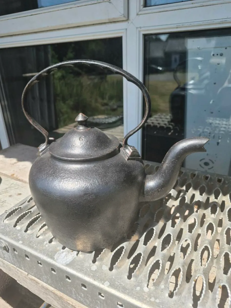 Old Irish cast iron kettle excellent condition. - Image 1