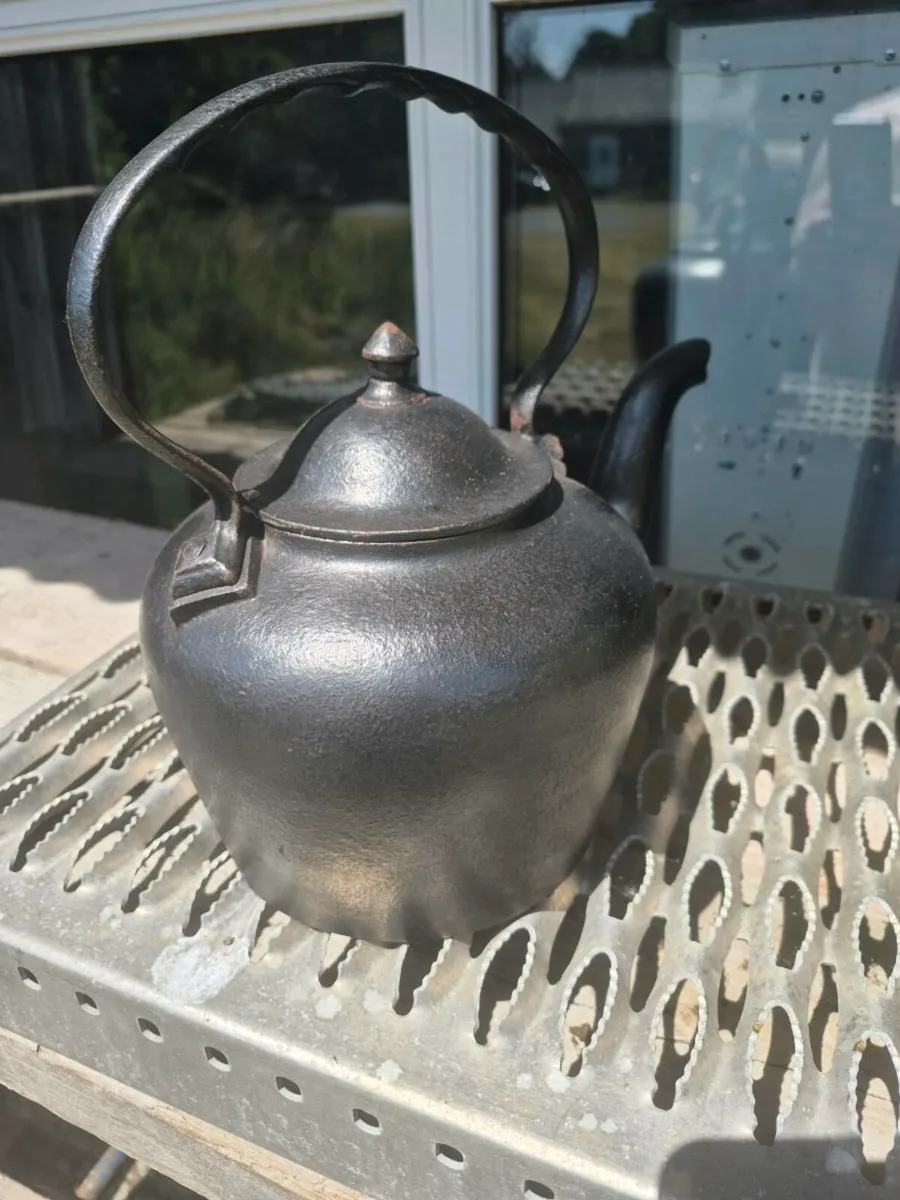 Old Irish cast iron kettle excellent condition. - Image 2
