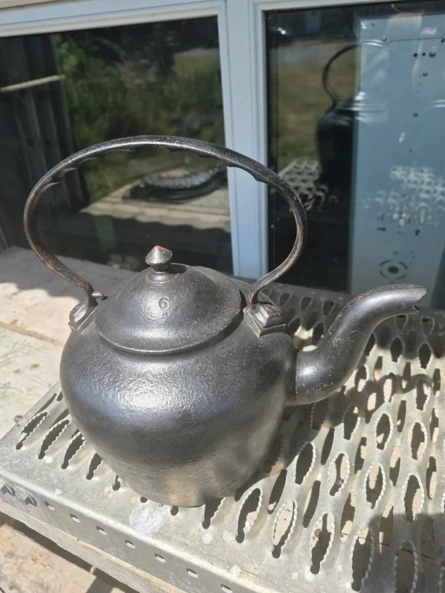 Old Irish cast iron kettle excellent condition. - Image 4