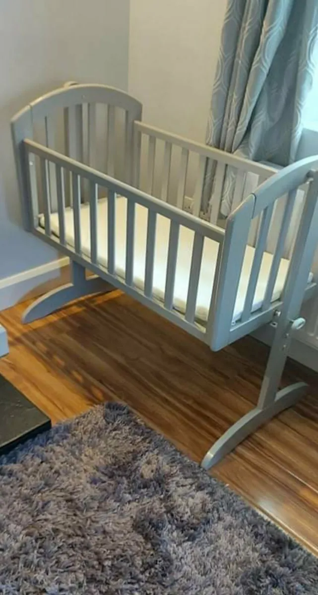 Childs crib and mattress - Image 1