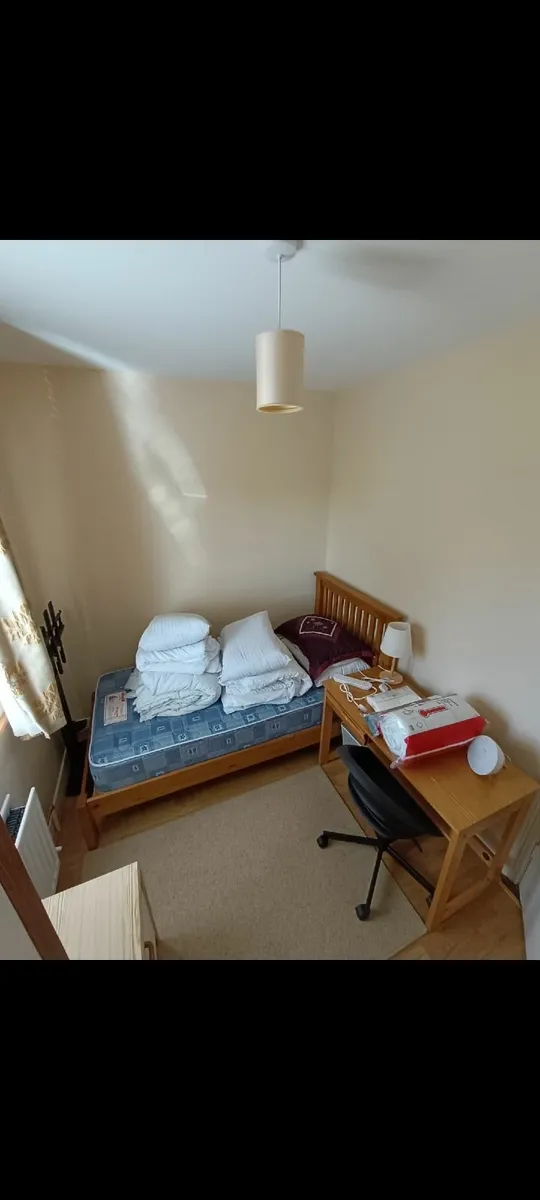 Single bed frame and mattress