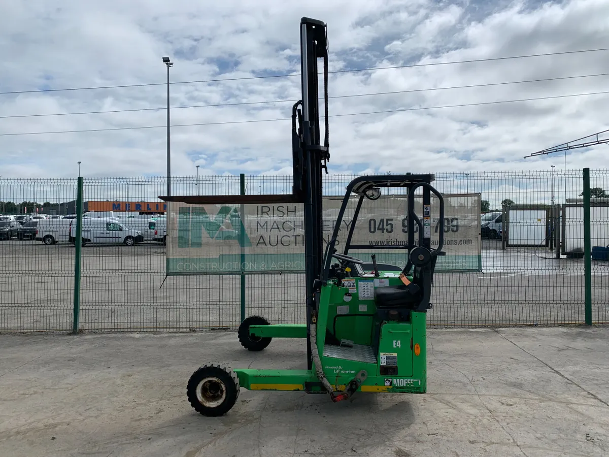 2016 MOFFETT E4 2T ELECTRIC FORKLIFT FOR AUCTION - Image 2