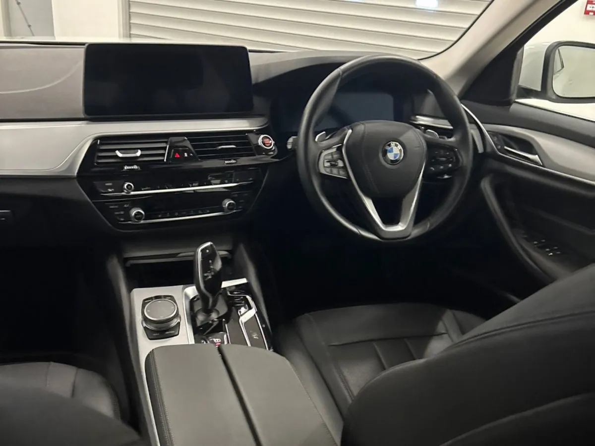 BMW 5 Series 520d SE (mht) - Image 4