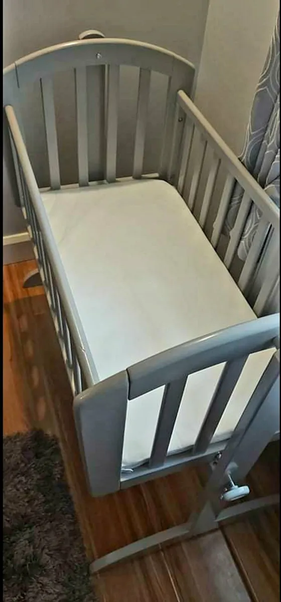 Childs crib and mattress - Image 4