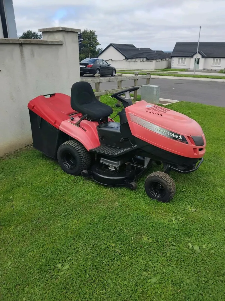 Ride on lawnmower - Image 1