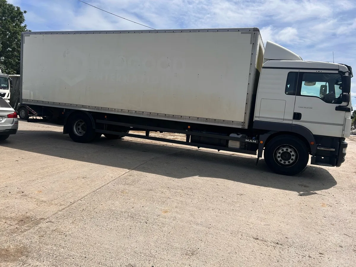 Man 18 250 box sleeper cab - Image 4
