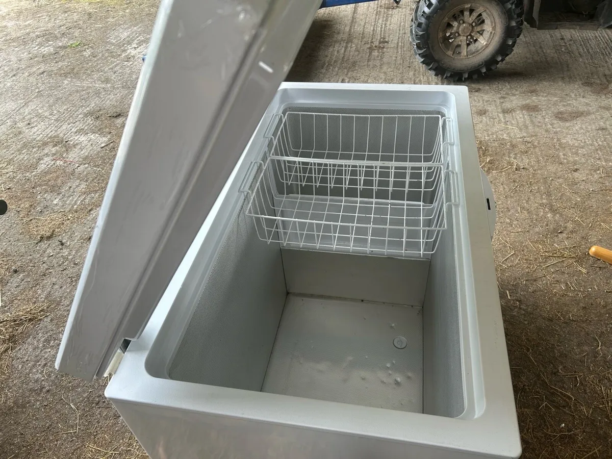 Beko white chest freezer 315l - Image 2