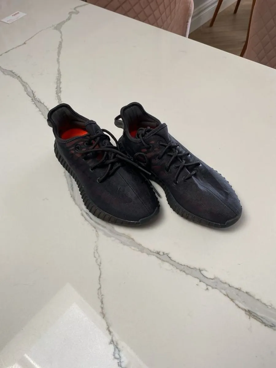 yeezy trainers 7.5 size - Image 1
