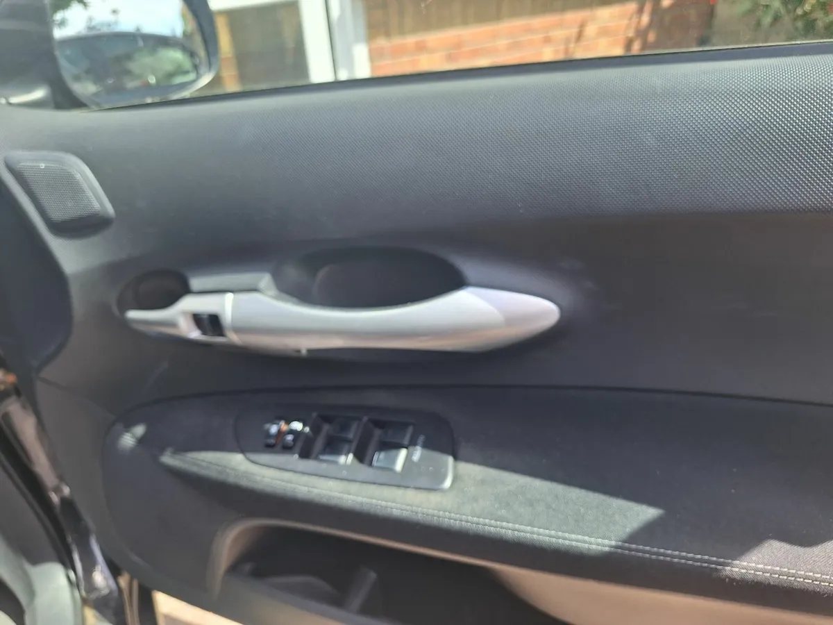 2012 Toyota Auris - Image 2