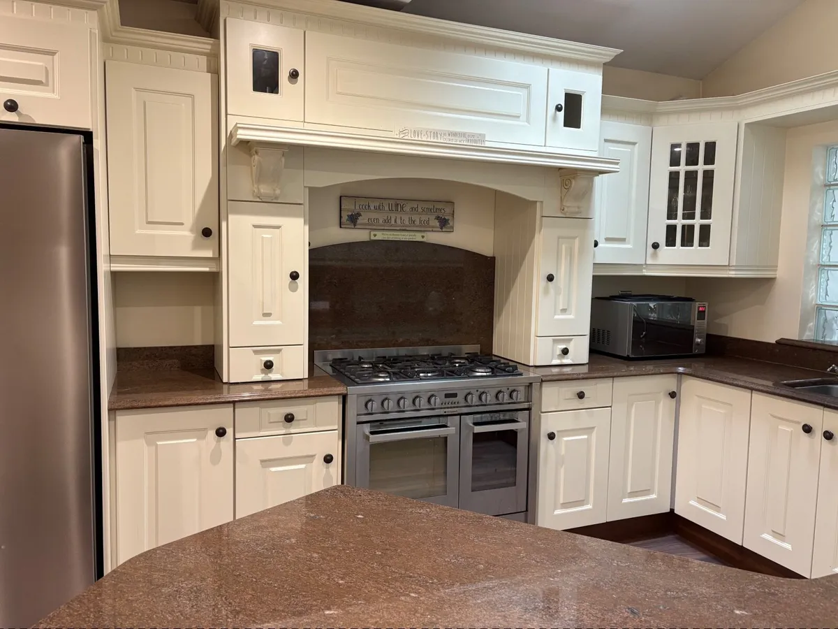Kitchen units ,  countertops , seating area - Image 1
