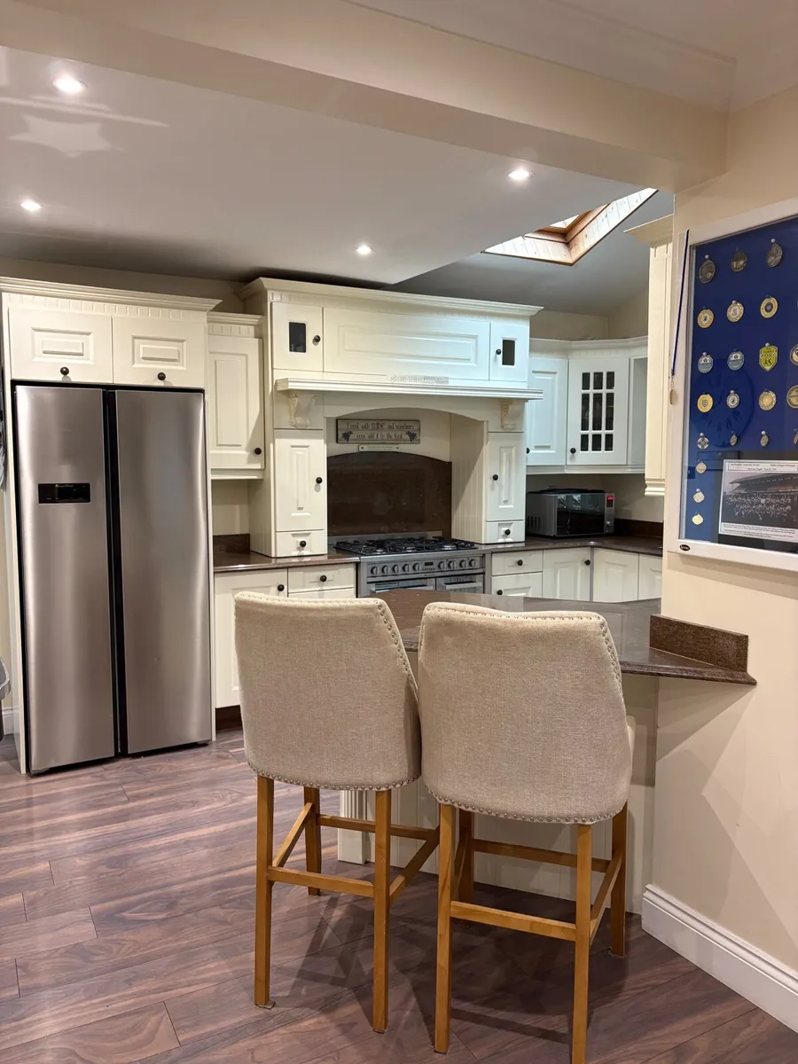 Kitchen units ,  countertops , seating area - Image 3