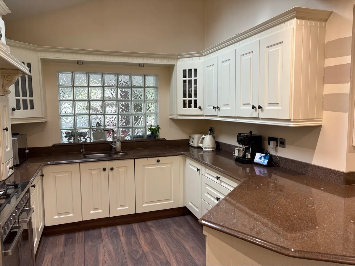 Kitchen units ,  countertops , seating area - Image 4