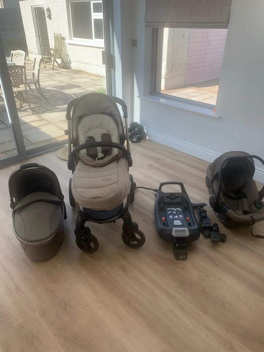 Egg 3 Bundle with Pebble 360 Pro and isofix Base - Image 1