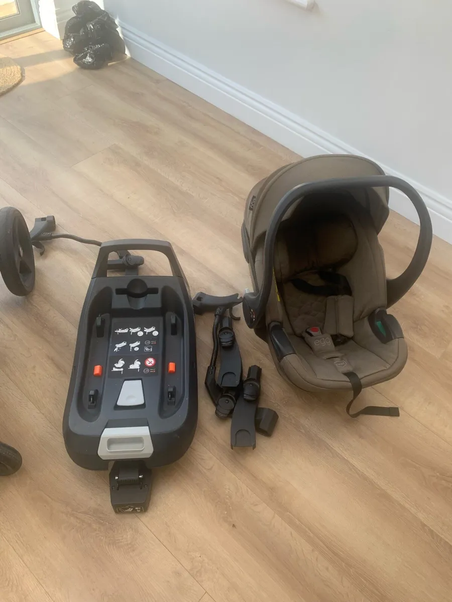 Egg 3 Bundle with Pebble 360 Pro and isofix Base - Image 2
