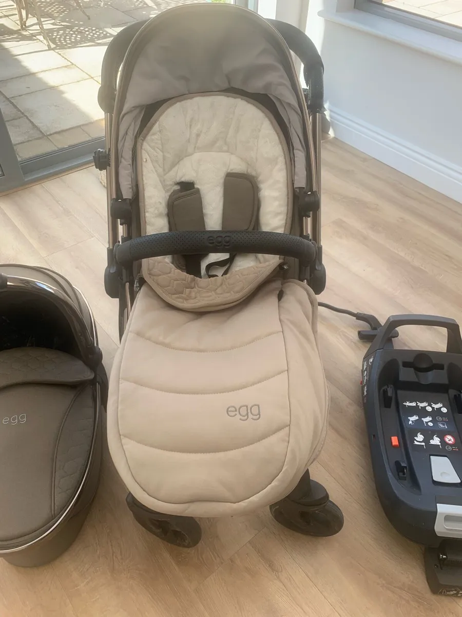 Egg 3 Bundle with Pebble 360 Pro and isofix Base - Image 3