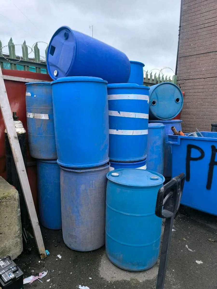 16 plastic drums - Image 1
