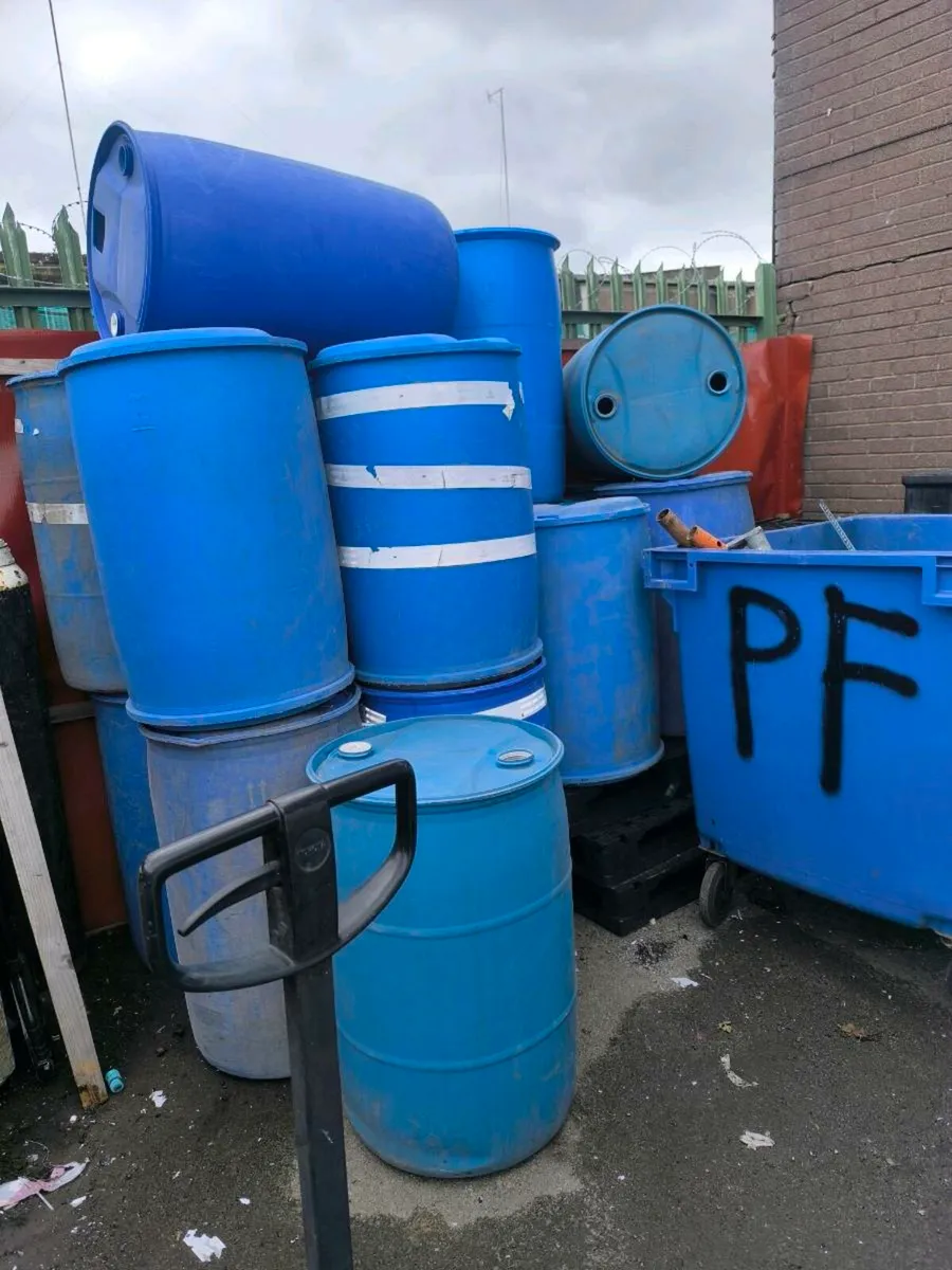 16 plastic drums - Image 2
