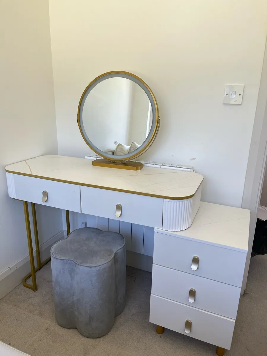Light up vanity table - Image 1