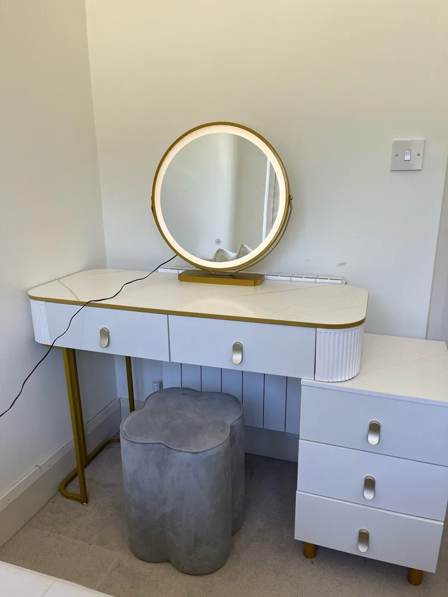 Light up vanity table - Image 2