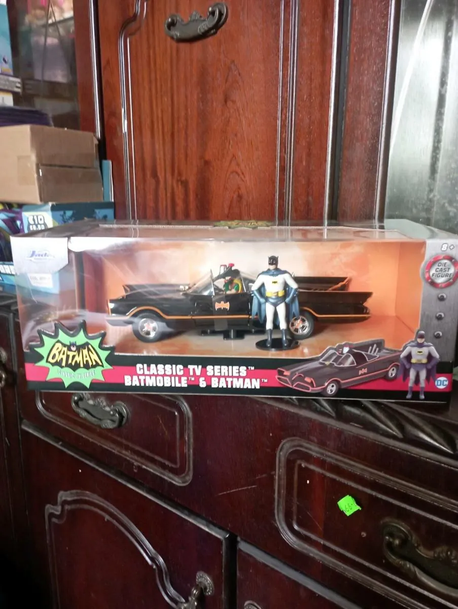 CLASSIC TV SERIES BATMOBILE & BATEMAN FIGURE - Image 1