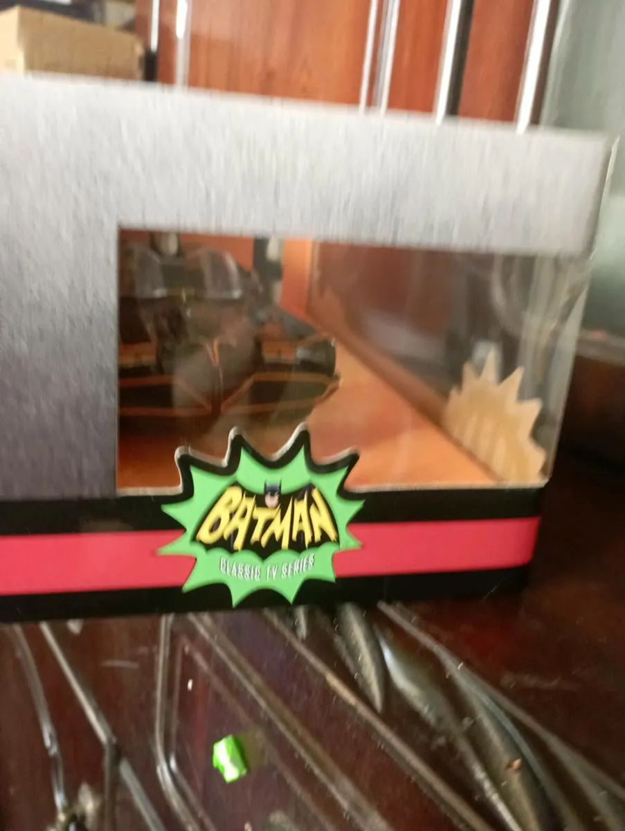 CLASSIC TV SERIES BATMOBILE & BATEMAN FIGURE - Image 3
