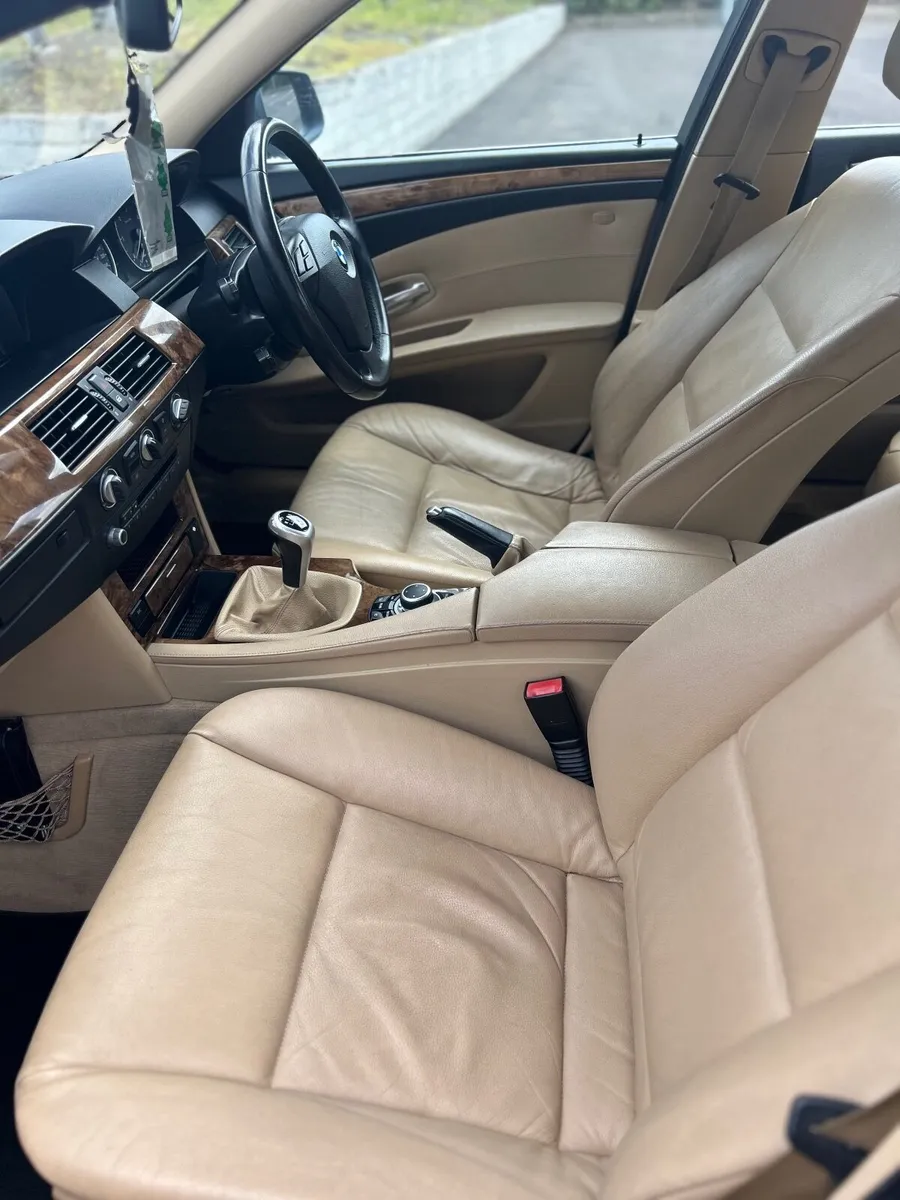 BMW 5-Series 2010 - Image 3