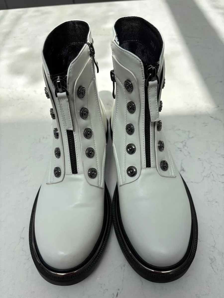 Boots - Image 1
