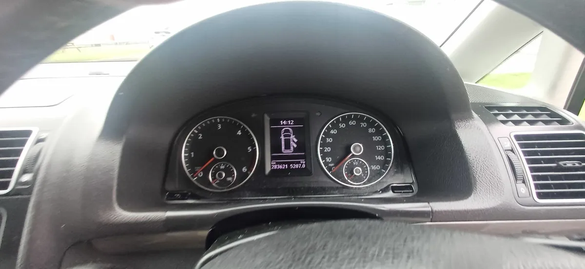 Volkswagen Touran 2012 - Image 2