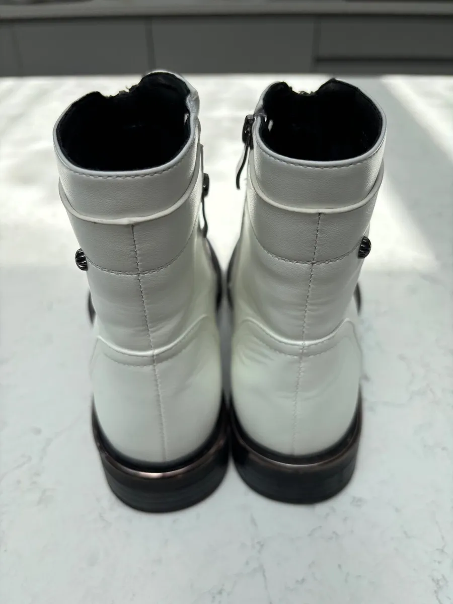 Boots - Image 3
