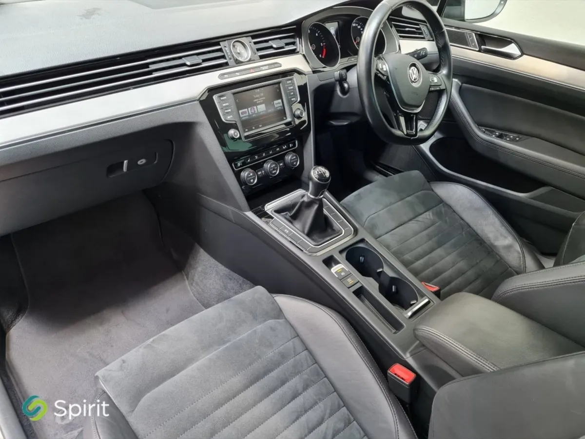 Volkswagen Passat 1.6 TDI 120HP Highline - Image 4