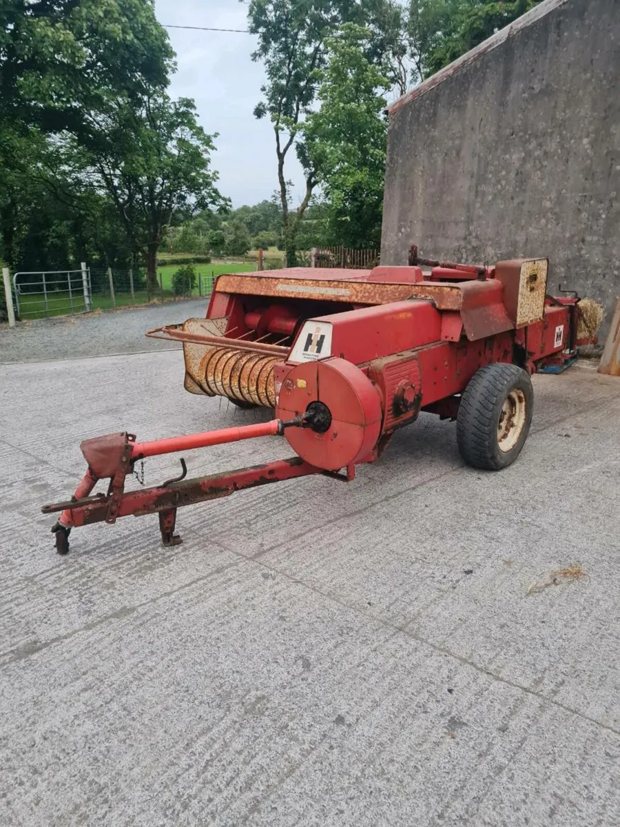 International 440 baler - Image 1