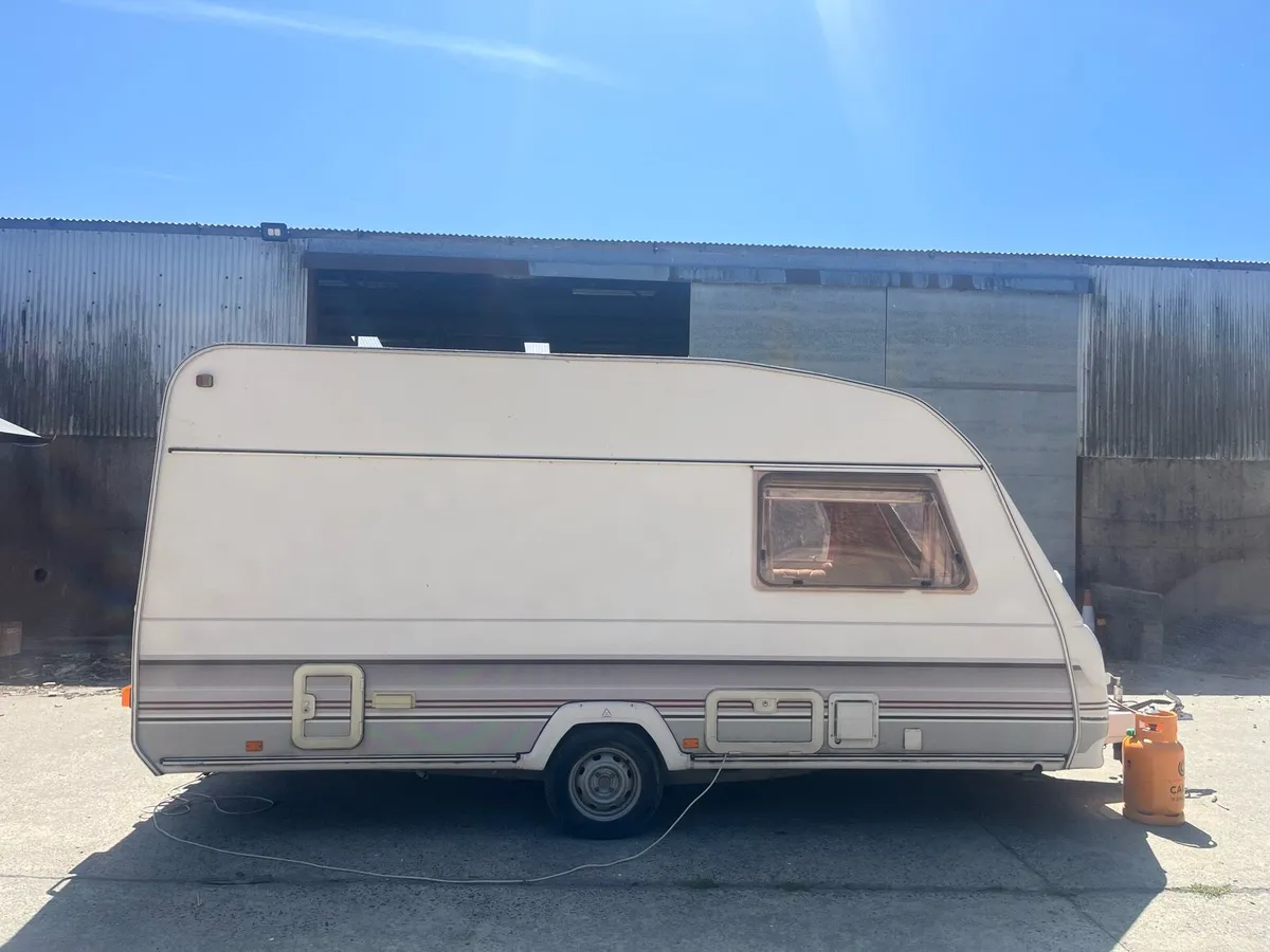 Caravan with awning - Image 2