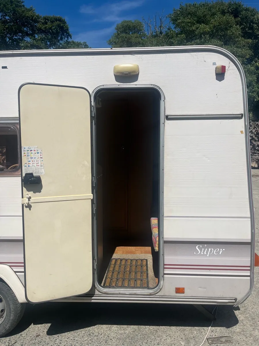 Caravan with awning - Image 4