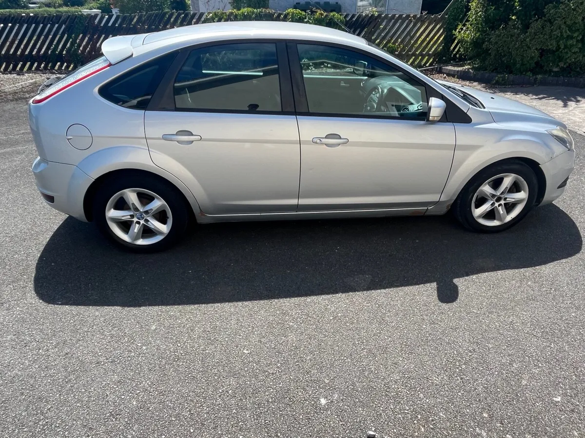 Ford Focus 2010 - Image 2