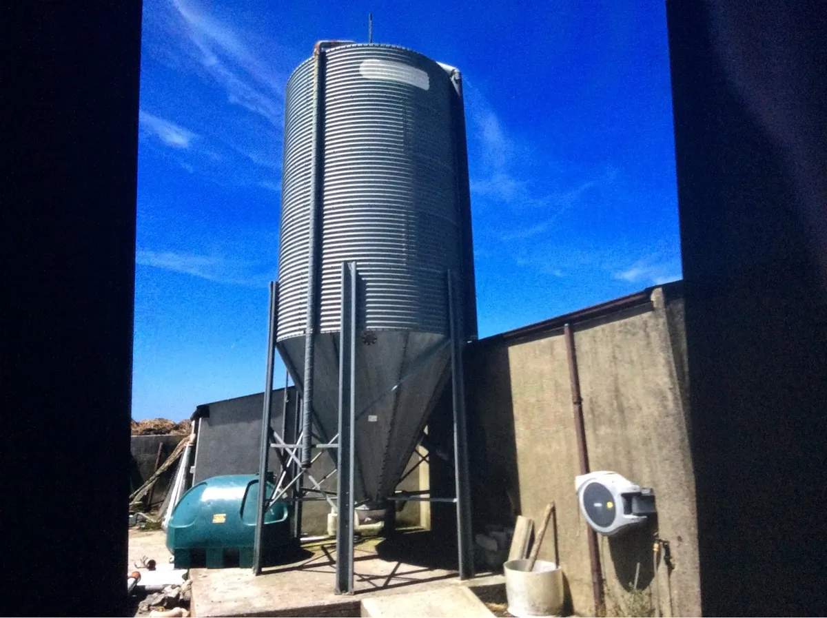 Feed silo