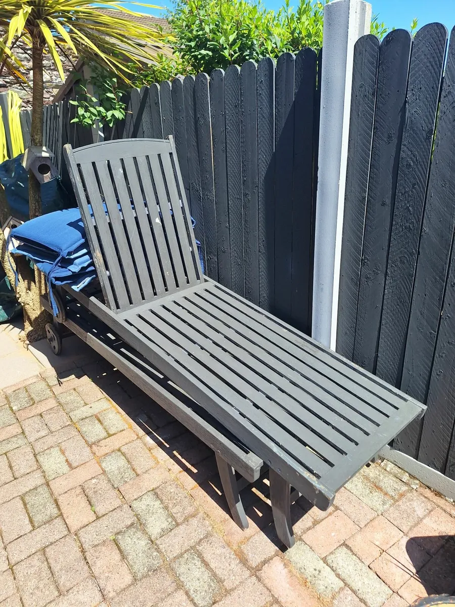 Sun loungers & cushions - Image 1