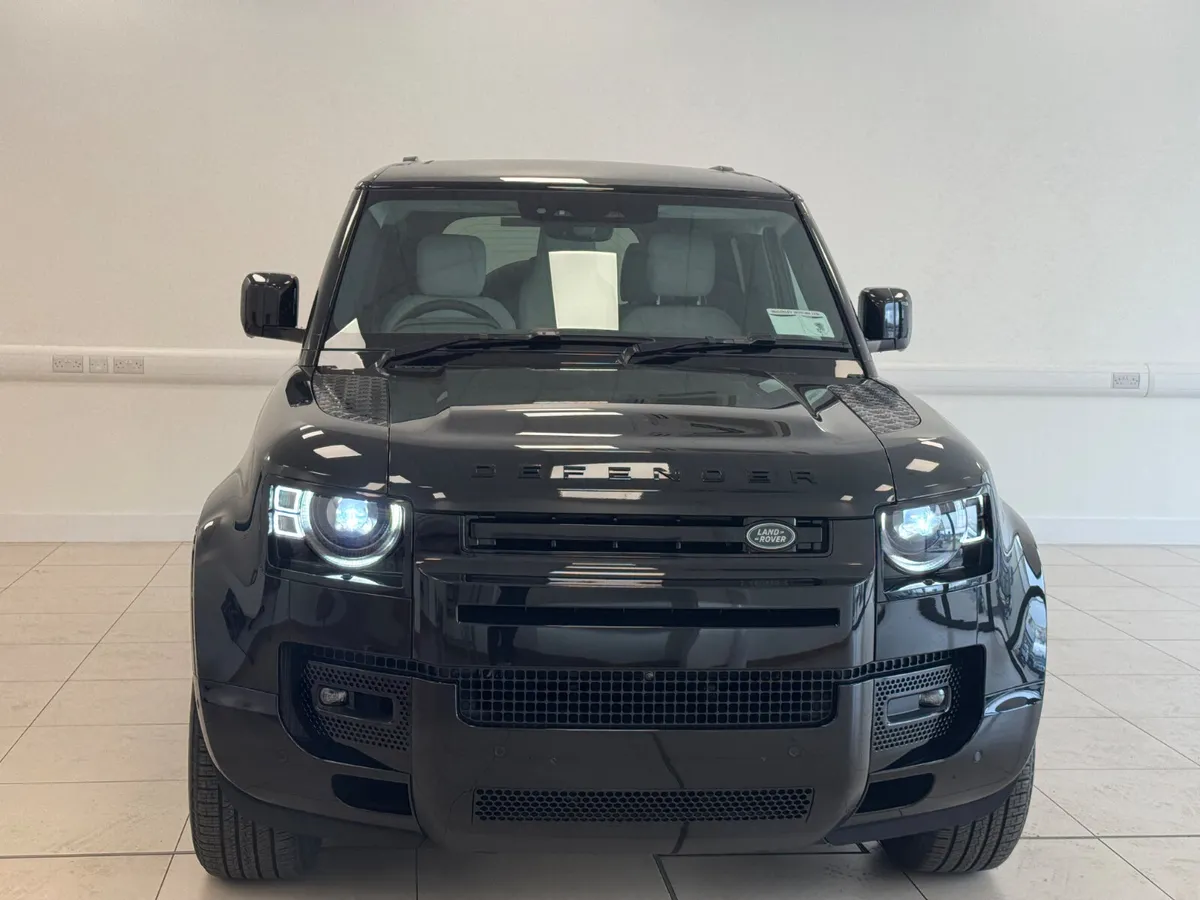 Land Rover Defender 2025 2.0 PHEV passenger - Image 2