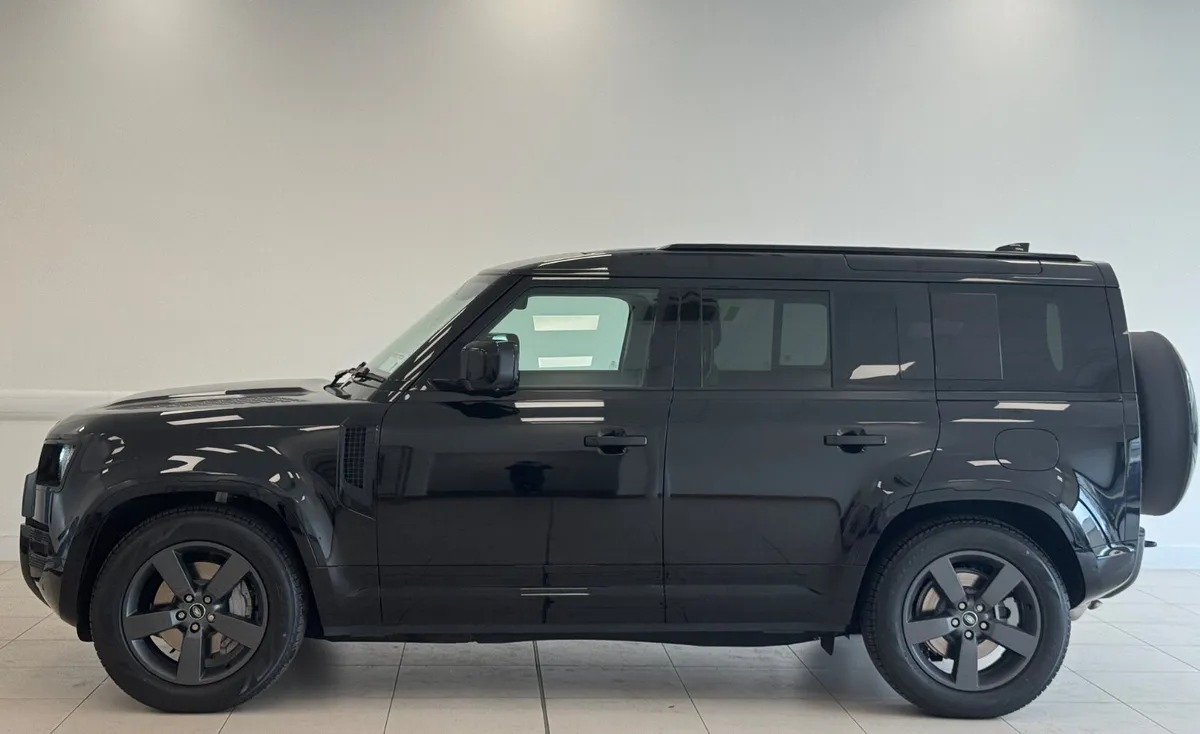 Land Rover Defender 2025 2.0 PHEV passenger - Image 4