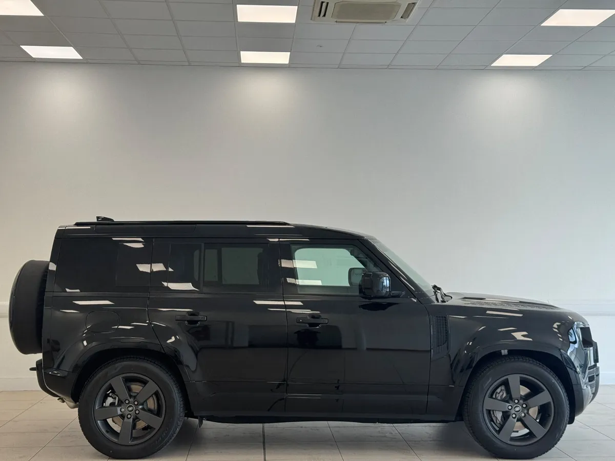 Land Rover Defender 2025 2.0 PHEV passenger - Image 3