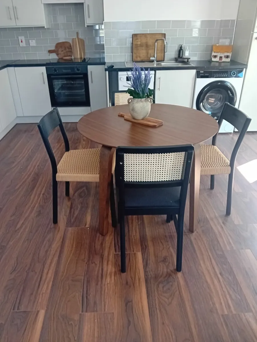 Kitchen Table and 4 chairs - Image 2